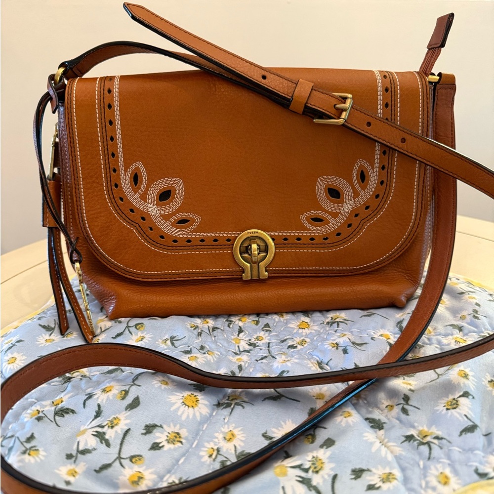 Tan leather Fossil crossbody with beautiful exterior stitched design